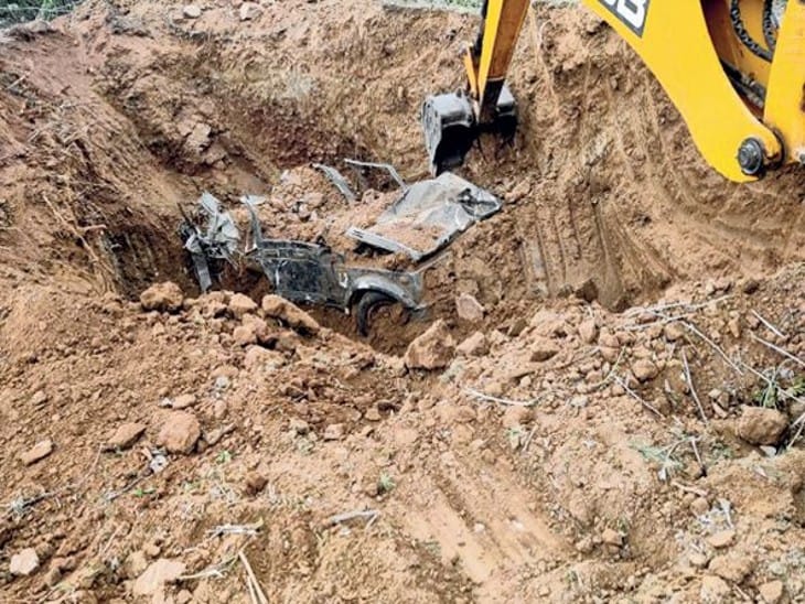 है न आश्चर्य की बात, मिट्टी में दस वर्षों से छिपा कर रखी गई थी जिप्सी,जानिए किसकी थी और कैसे निकाली गई 