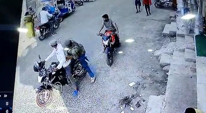 पलामू: फर्जी पुलिस बनकर बुजुर्ग महिला से ठगे लाखों के गहने, घटना सीसीटीवी में कैद 