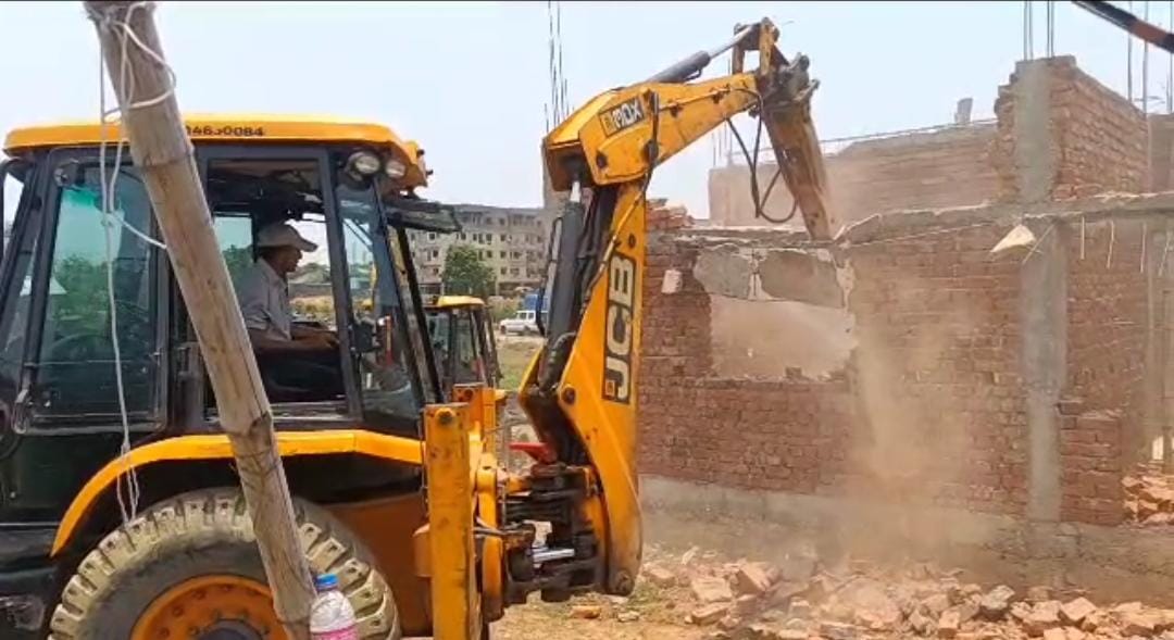 अवैध निर्माण पर चला प्रशासन का बुलडोजर, 10 से ज्यादा सरकारी जमीनों को कराया गया मुक्त