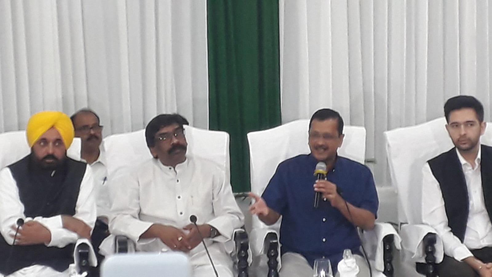 दिल्ली अध्यादेश के बहाने केजरीवाल पहुंचे रांची, मुख्यमंत्री हेमंत से मिलकर विपक्षी एकता को मजबूत करने की कही बात 