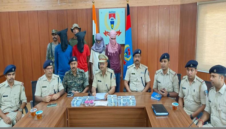 PLFI का दरक रहा किला , खूंटी पुलिस ने चार नक्सलियों को किया गिरफ्तार, हथियार भी बरामद  