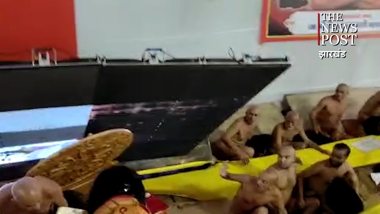 दीक्षा समारोह में मंच टुटने से जैन मुनि बाल-बाल बचे, कई भक्त जख्मी, देखिए वीडियो