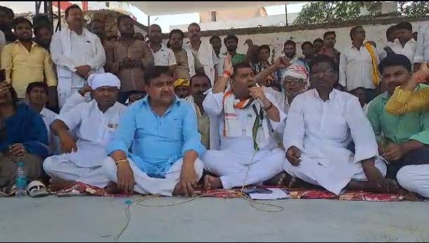 हाजीपुर थाना प्रभारी के खिलाफ धरना पर बैठे राजद विधायक मुकेश रौशन, जानिए क्या है इसकी असल वजह