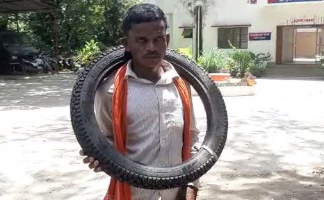 दिनदहाड़े टायर चोरी कर भाग रहा युवक धराया, लोगों ने किया पुलिस के हवाले