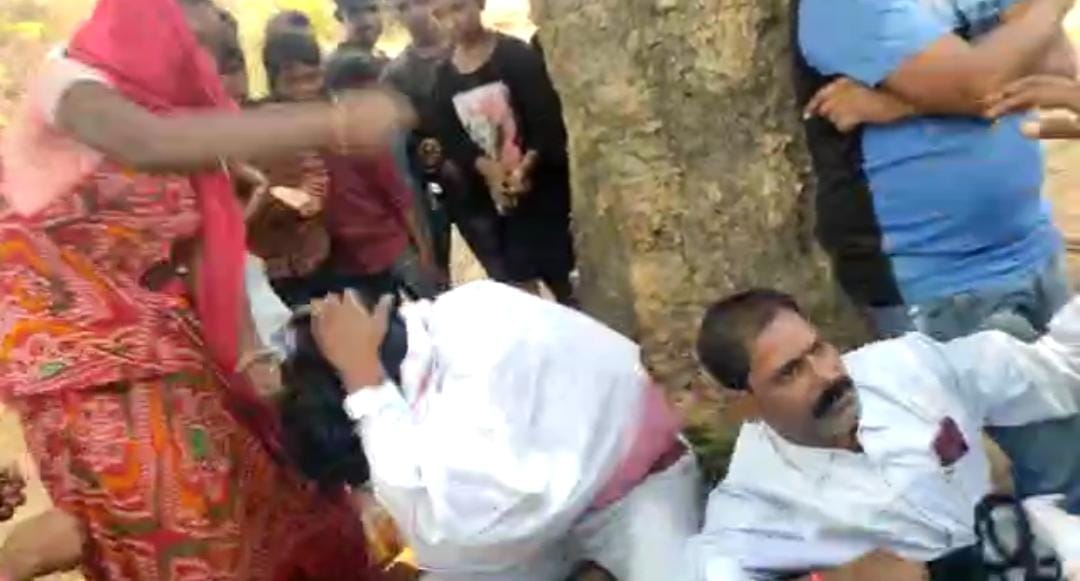 लोहरदगा: जमीन की नापी कराना पूर्व मुखिया को पड़ा भारी, गु्स्सें में ग्रामीणों ने पहले की पिटाई और चटाया थूक, देखें VIDEO