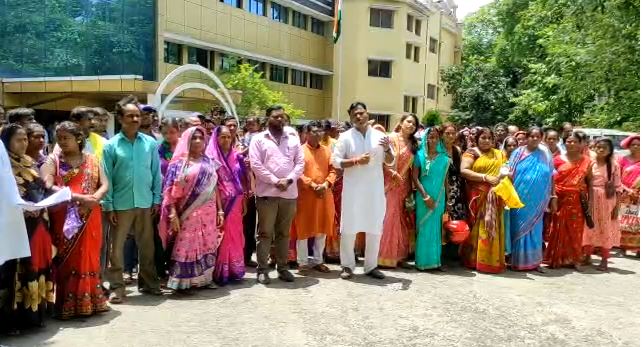 चिलचिलाती धूप में तोड़ दिया घर, साहब जाएं तो जाएं कहां....गोविंदपुर के ग्रामीणों ने उपायुक्त से लगाई गुहार, जानिए मामला