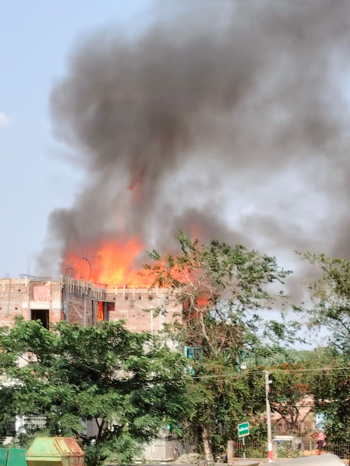 दुमका: बासुकीनाथ होटल तारा त्रिवेणी कुंज के तीसरे तल्ले में लगी आग,  भक्तों ने भाग कर बचाई जान