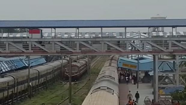 रेलवे ओवरब्रिज से व्यक्ति ने लगाई छलांग, हाईटेंशन तार की चपेट में आने से झुलसा 