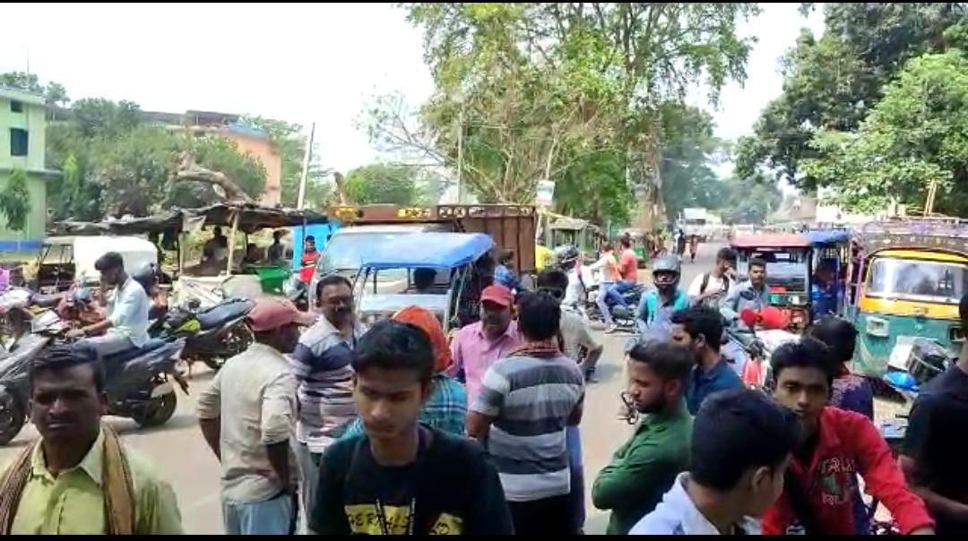 सड़क पर उतरे दिहाड़ी मजदूर, जमकर किया विरोध-प्रदर्शन, जानें क्यों फूटा इनका गुस्सा