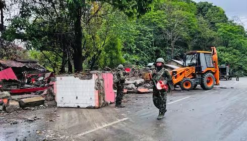 मणिपुर में रह-रहकर बिगड़ रहे हालात, उग्रवादियों के हमले में 15 लोग घायल, जवानों ने खदेड़ा