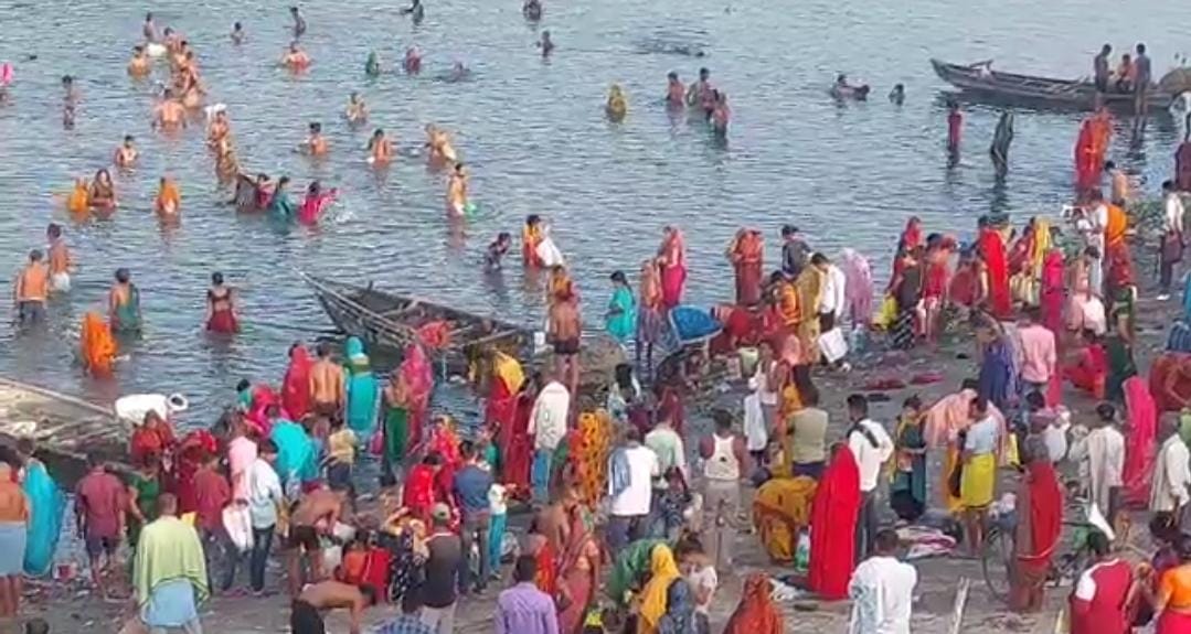 जेष्ठ पूर्णिमा पर गंगा घाटों पर उमड़ी श्रद्धालुओं की भीड़, जाने क्यों  झमटीया घाट को देखकर नाराज हुए लोग
