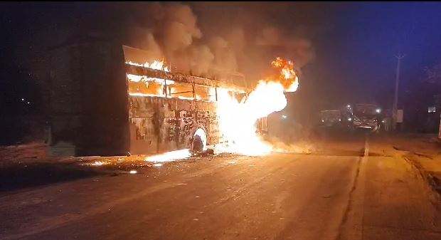 रांची से पटना जा रही बस ने बाइक सवार युवक को मारी टक्कर,  मौके पर ही हुई मौत, लोगों ने लगा दी बस में आग , जानिए पूरी खबर