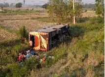 मधुबनी में दिखा रफ्तार का कहर, मुसाफिरों से भरी बस खेत में पलटी, एक की मौत, कई घायल  