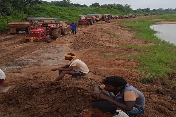 पश्चिमी सिहंभूम में फल-फूल रहा बालू माफिया का अवैध धंधा, पुलिस- प्रशासन ने भी मूंद ली हैं आंखें, जानिए क्या है पूरा खेल