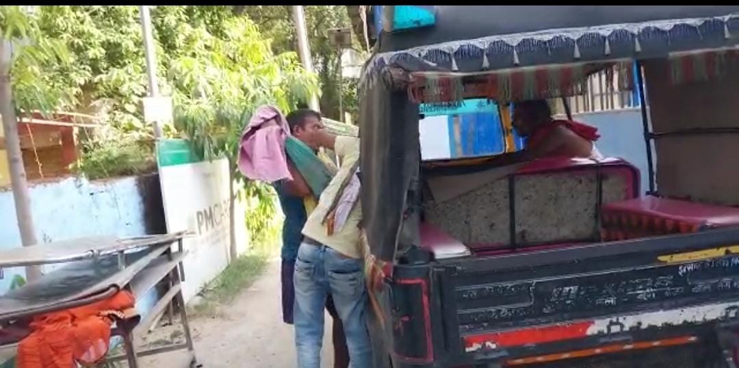 दुखद! दो बेटियों के साथ मां ने खाया जहर, इलाके में मची सनसनी , जानें क्यों मौत को लगाया गले