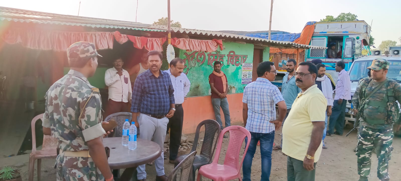 दुमका: प्रशासन ने सिंह बिहार होटल में मारा छापा, विदेशी शराब और रजिस्टर लगी हाथ, जल्द पुलिस-माफिया की सांठगांठ का होगा खुलासा !