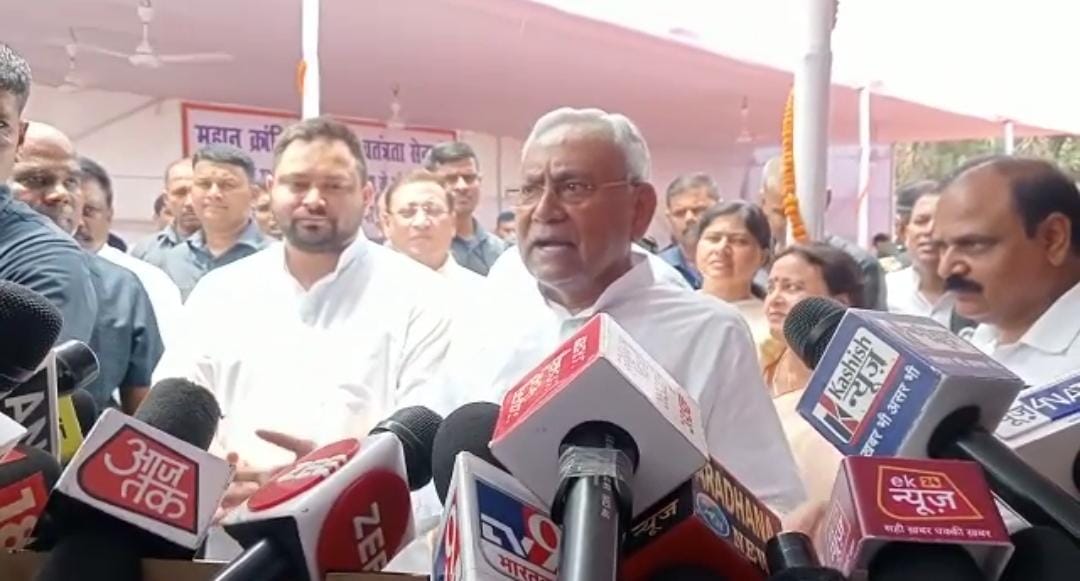 रेल हादसे पर नीतीश का केंद्र पर तंज, कहा सेंसलैस है सरकार, पुल हादसे पर दिया गोलमटोल जबाब