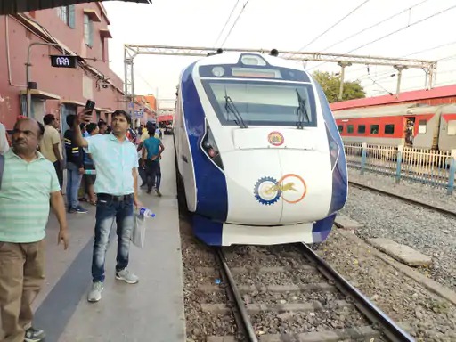 इंतजार खत्म, आज पटना पहुंचने वाला है वंदे भारत ट्रेन, आरा स्टेशन में यात्रियों को दिखा ट्रेन का फर्स्ट लुक 