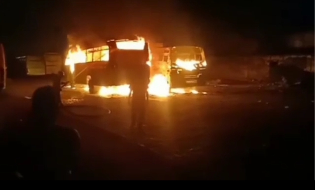हजारीबाग के बस स्टैंड में लगी भीषण आग, कई बसें जलकर खाक, देखिए वीडियो
