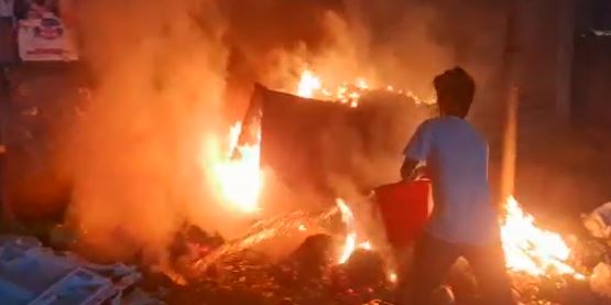 अचानक सड़क किनारे दुकानों में गई आग, मची अफरा-तफरी