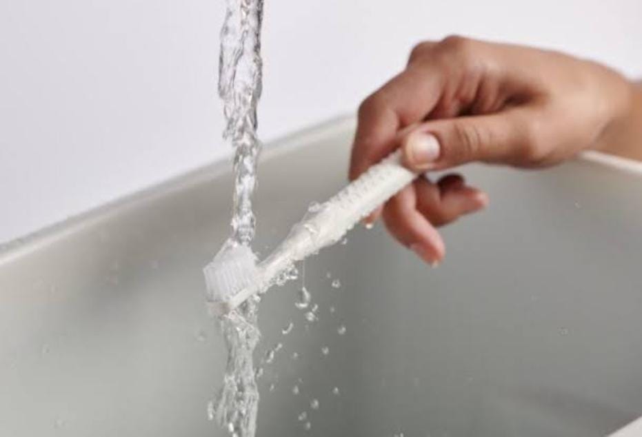 टूथपेस्ट लगाने से पहले ब्रश को गिला करने की आदत पड़ सकती है महंगी, आज ही छोड़े, जानें सच्चाई   