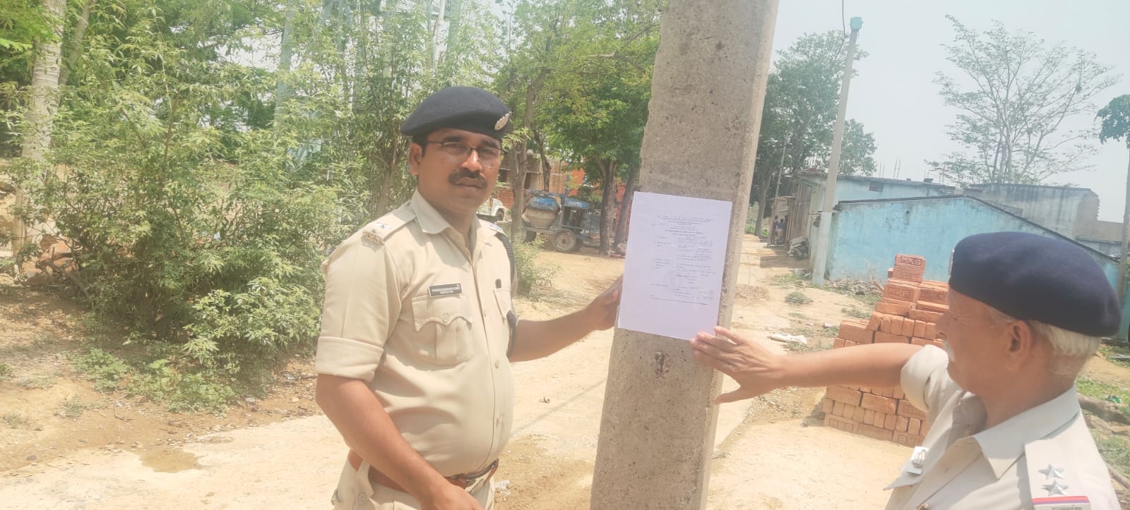 चक्रधरपुर : चर्चित कमलदेव गिरि हत्याकांड के फरार अभियुक्तों के घर पुलिस ने चिपकाया इश्तेहार, एक महीने के अंदर सरेंडर करने का आदेश