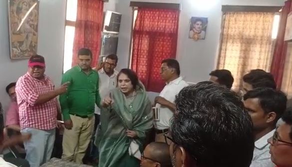 विधायक को दबंगई करना पड़ा महंगा, बेइज्जत कर कॉलेज परिसर से निकाला गया बाहर, देखिए वीडियो  