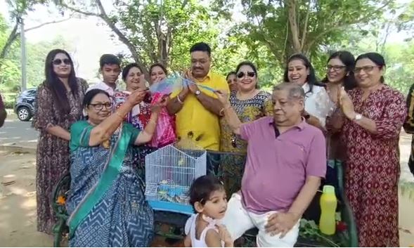 अच्छी पहल: 5 दर्जन से ज्यादा पक्षियों को पिंजरे से किया गया आजाद, लोगों को मिली एक नई सीख