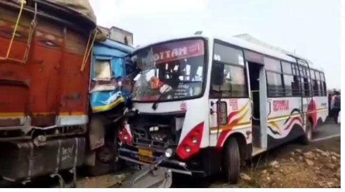 गढ़वा: बस और ट्रक में भिड़ंत, 8 बस यात्री घायल, देखिए वीडियो