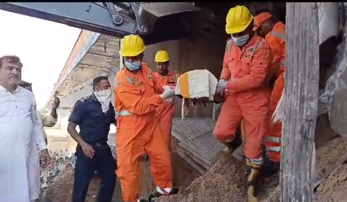 रोहतास: पुल के पीलर में फंसे बच्चे को सकुशल निकाला गया बाहर, अस्पताल में भर्ती 