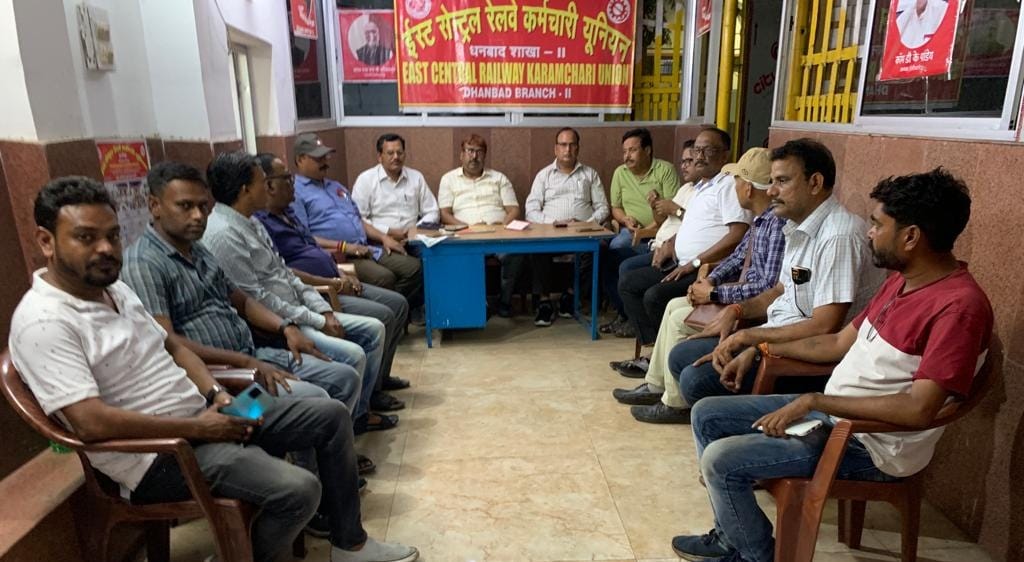 लगातार काम के बोझ से दबे जा रहे रेल कर्मचारी, जानिए रेल कर्मी क्या कर रहे मांग  