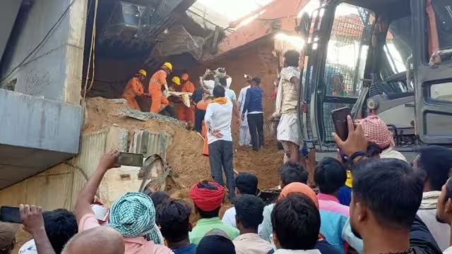 रोहतास : जिंदगी की जंग हार गया पुल में फंसा बालक, 24 घंटे की कड़ी मशक्कत के बाद पुल से निकाला गया था बाहर