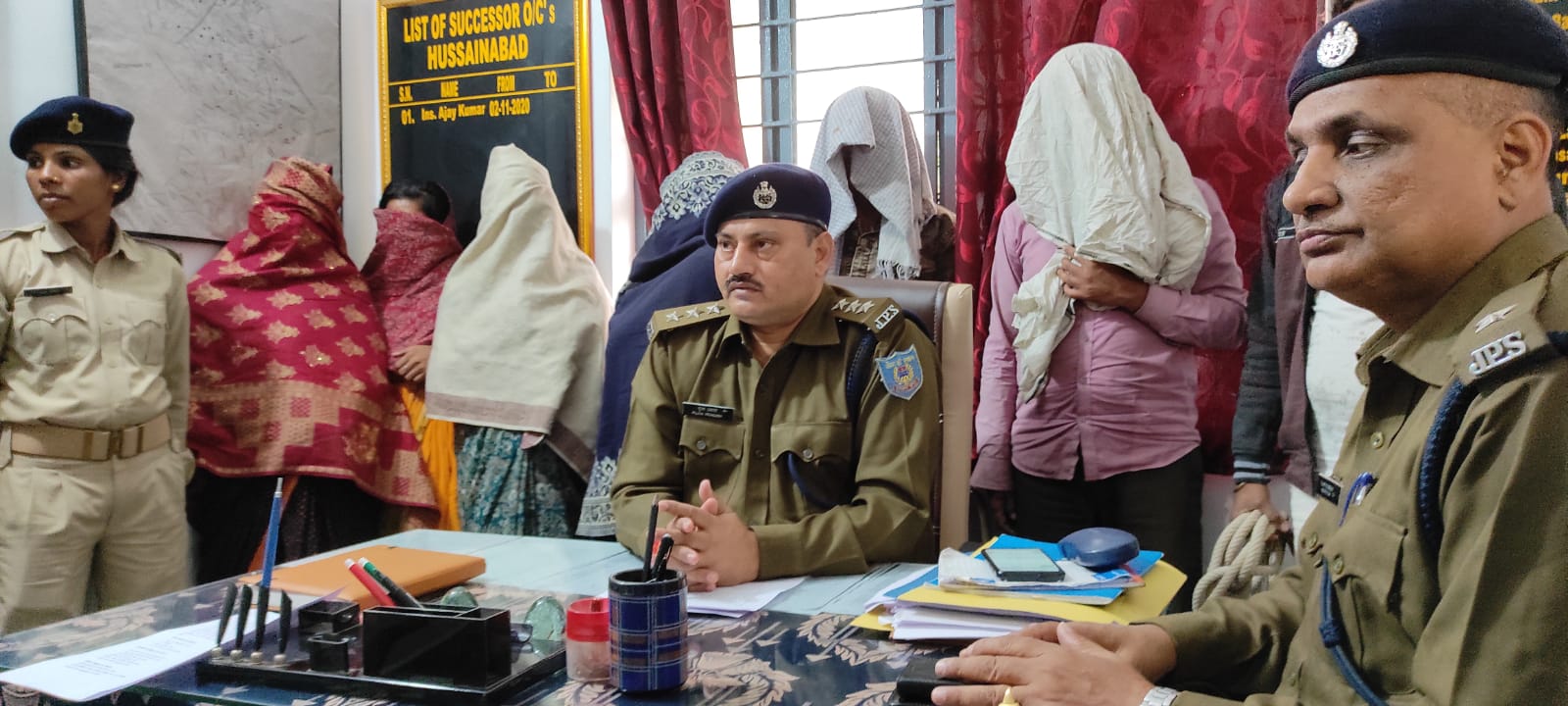 घरों में महिलाएं बेचती थीं गांजा, चार महिलाएं समेत छह गिरफ्तार