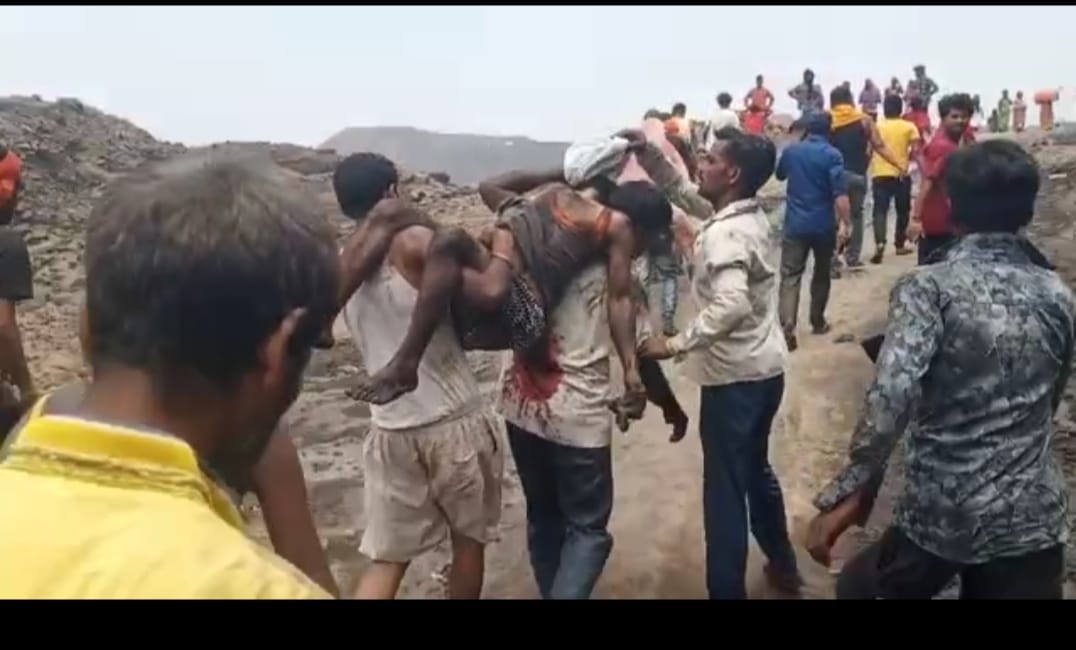 अवैध कोयला खनन के दौरान हादसा: आँखों में आंसू लिए अपनों को बचाने की जद्दोजहद कर रहे लोग