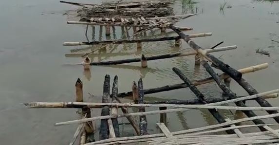 किशनगंज: धू-धूकर जला चचरी पुल, आवागमन हुआ बाधित, जानें किसने लगाई आग