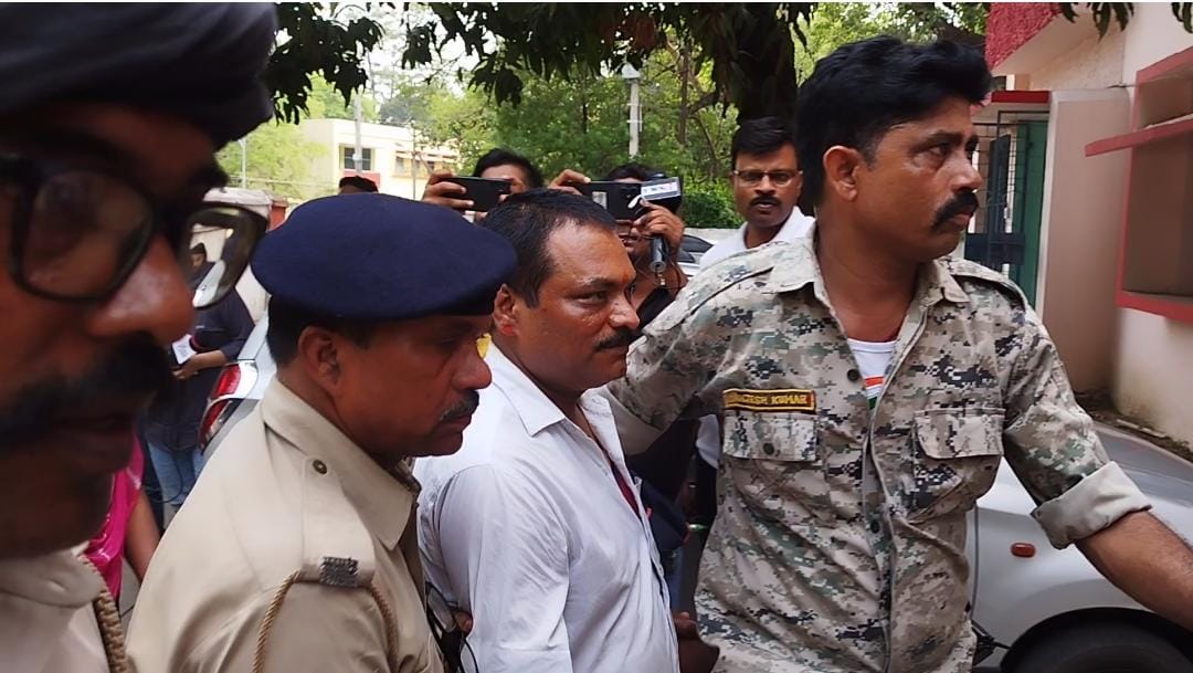 DHANBAD: घूसखोर  प्रधान सहायक घर और ऑफिस में रखे थे नगदी ,एसीबी ने कर लिया है जब्त