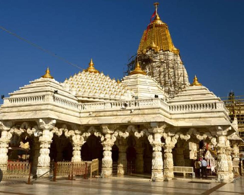 ऐसा शक्तिपीठ जहां आखों पर पट्टी बांधकर होती है पूजा, जानें मंदिर में एक भी मूर्ती नहीं होने का रहस्य