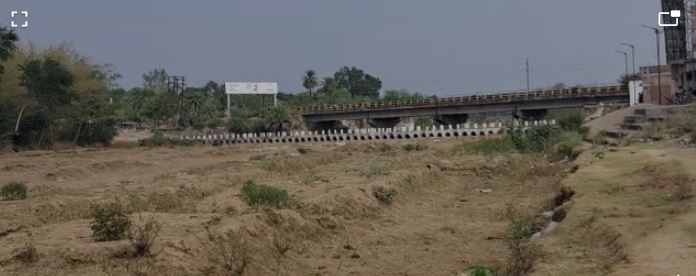 जिस पानी के बलबूते बाबाधाम के बाशिंदें टिके हैं, वो नदी खुद ही प्यासी है, अब इंद्रदेव का ही सहारा बचा है. पढिए रिपोर्ट