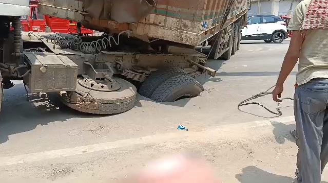 बिहार : बीच सड़क पर फंसा ट्रक का अगला चक्का, कड़ी मशक्कत के बाद ट्रक को बाहर निकाला गया