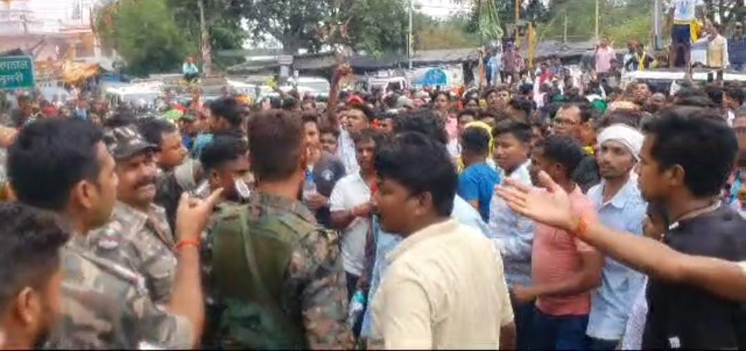 डूमरी में झारखंड स्टेट स्टुडेंट्स यूनियन ने निकाला जुलूस , नियोजन नीति 60-40 का किया विरोध, जयराम महतो हुए शामिल