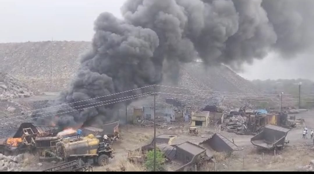 आग से दहला झरिया का घनुडीह, देखिये धुवें ने आसमान को कैसे कर दिया था काला 