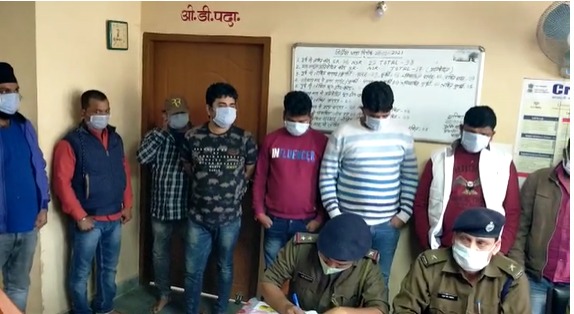 घर में जुआ खेल रहे थे कोडरमा शहर के नामी-गिरामी लोग, लाखों रुपए के साथ धराए