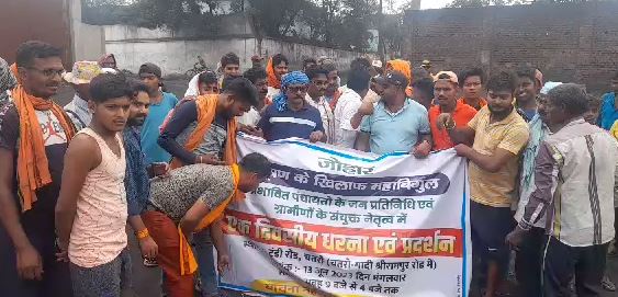 गिरिडीह: बढ़ते प्रदूषण से अपंग बच्चों का हो रहा है जन्म, आयरन फैक्ट्री के सामने ग्रामीणों ने दिया धरना