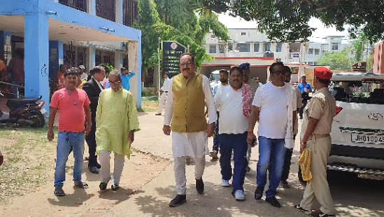 दुमका : पोड़ैयाहाट विधायक प्रदीप यादव ने कोर्ट में लगायी हाजिरी, सरकारी काम में बाधा पहुंचाने के आरोप में दर्ज की गई थी प्राथमिकी