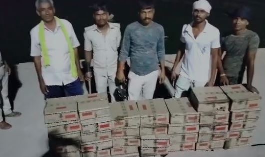 शराब तस्करों पर उत्पाद विभाग की नकेल, 36 कार्टून अंग्रेज़ी शराब के साथ कई तस्कर को दबोचा