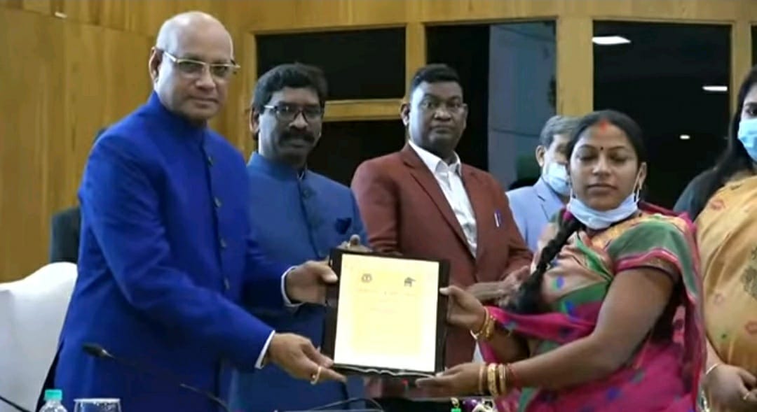 हडिया बेचने वाली अनोखा देवी की एक सरकारी योजना ने बदल दी जिंदगी में