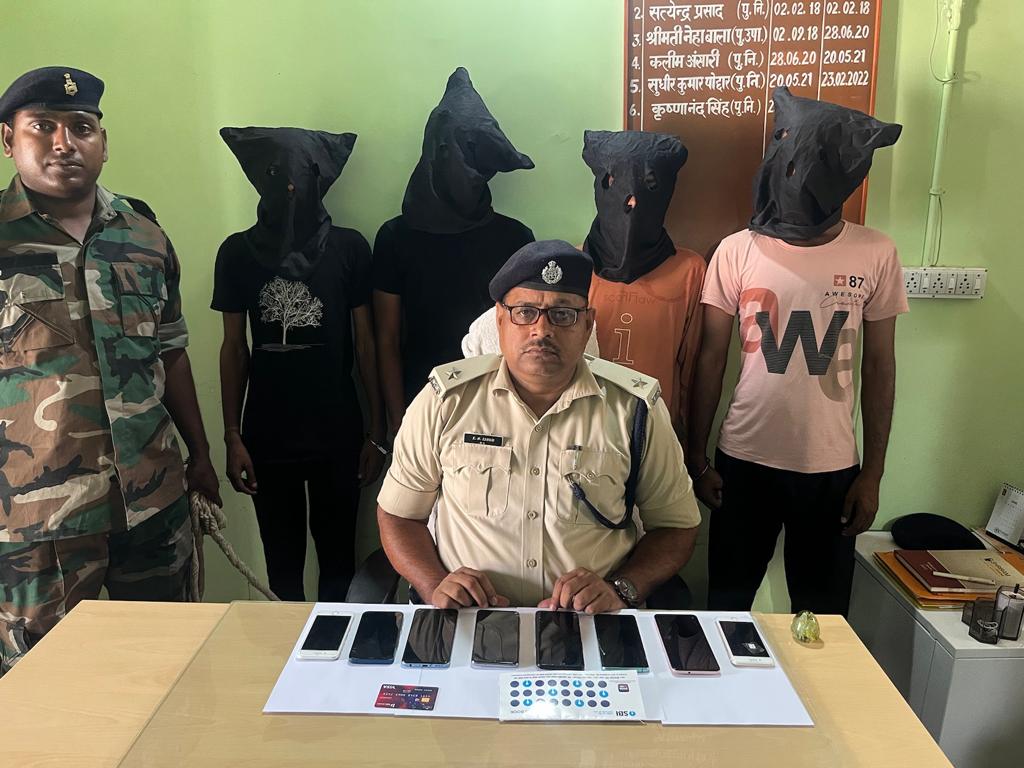 देवघर : पुलिस ने चार साइबर अपराधियों को किया गिरफ्तार, कस्टमर केयर बनकर भोले-भाले लोगों से करते थे ठगी