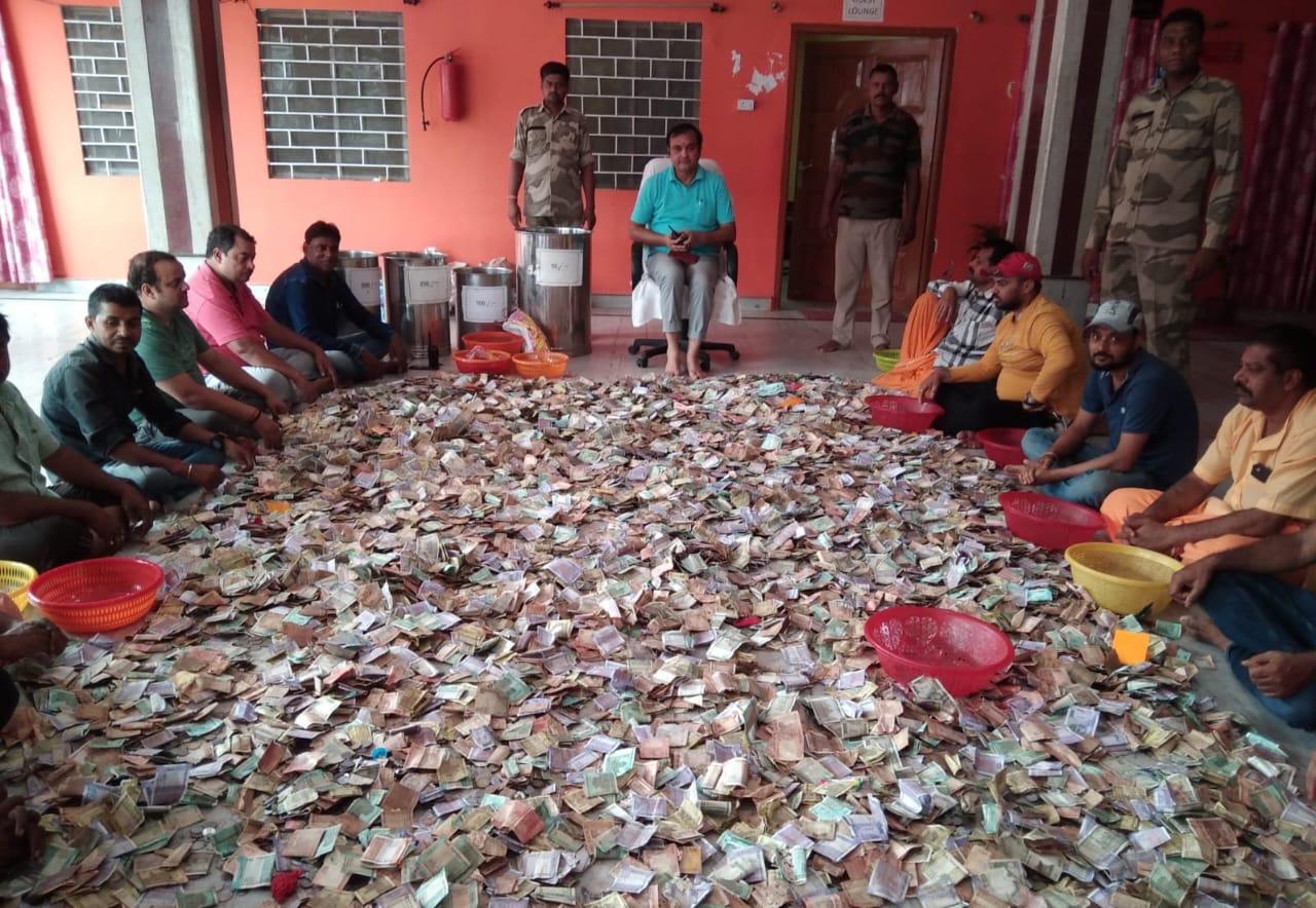 देवघर: आज खुला बाबा मंदिर का दानपेटी,18 लाख 59 हज़ार से अधिक हुई आय