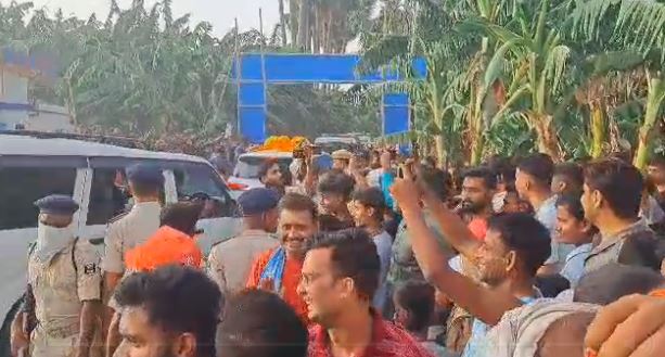 अपने ही विधानसभा क्षेत्र में बुरे फंसे तेजस्वी, कार्यक्रम में लगे मोदी जी के नारे,जानें फिर क्या हुआ   