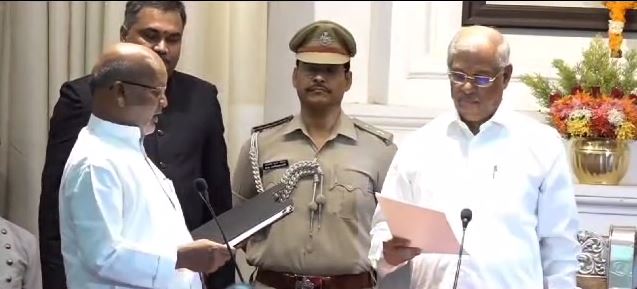 नीतीश कुमार के मंत्रीमंडल का हुआ विस्तार, जदयू विधायक रत्नेश सदा ने ली मंत्री पद की शपथ